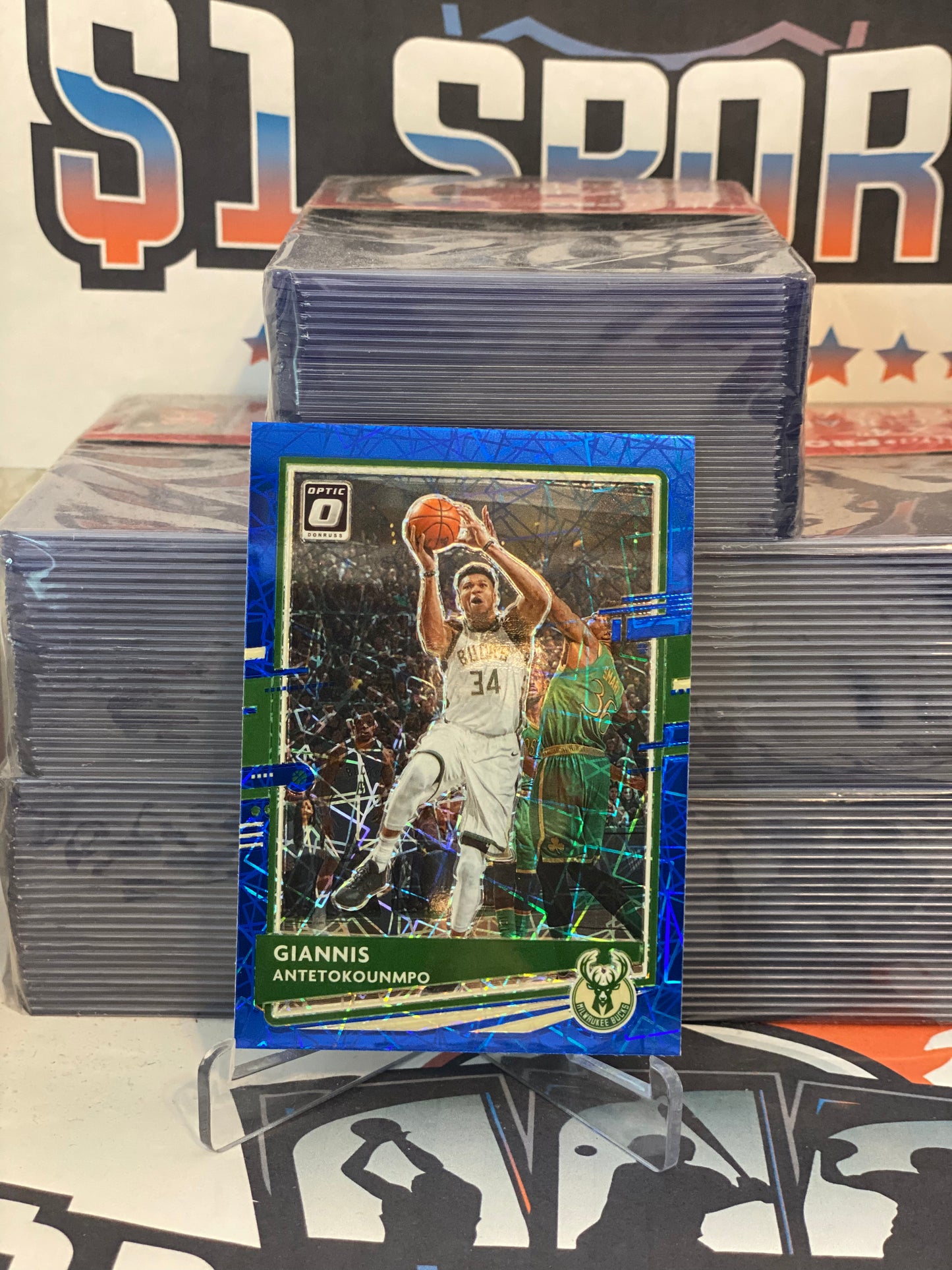 2020 Donruss Optic (Blue Velocity Prizm) Giannis Antetokounmpo #29