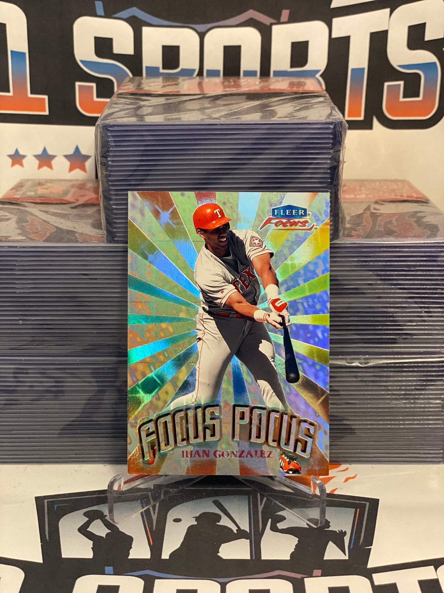 2000 Fleer Focus (Focus Pocus) Juan Gonzalez #4