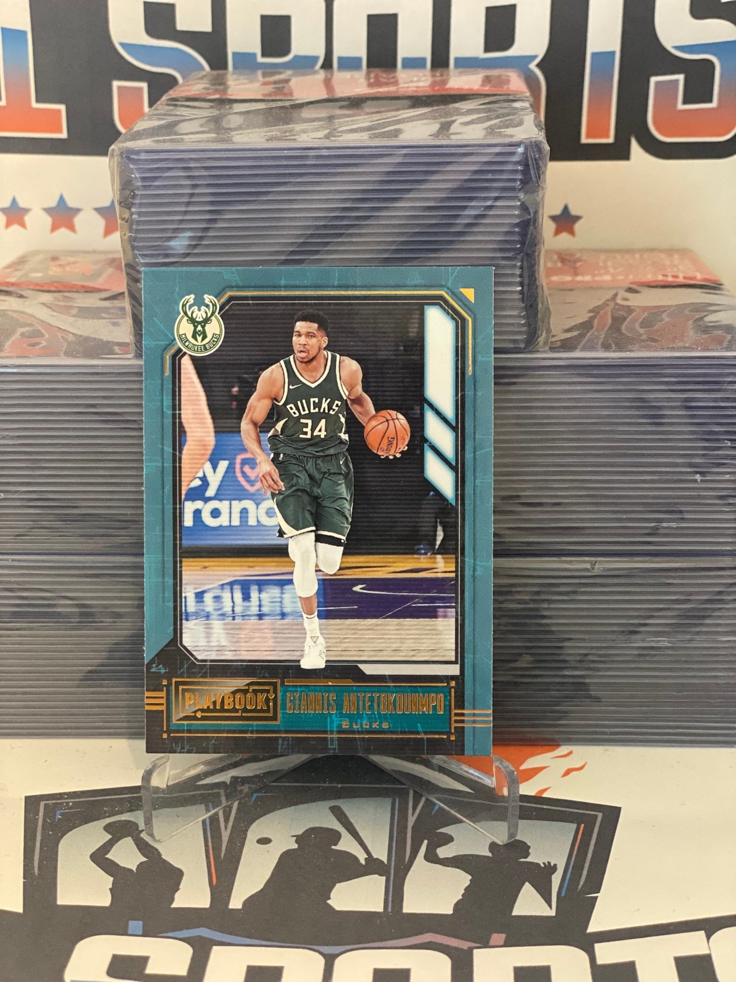 2020 Panini Chronicles (Bronze, Playbook) Giannis Antetokounmpo #185