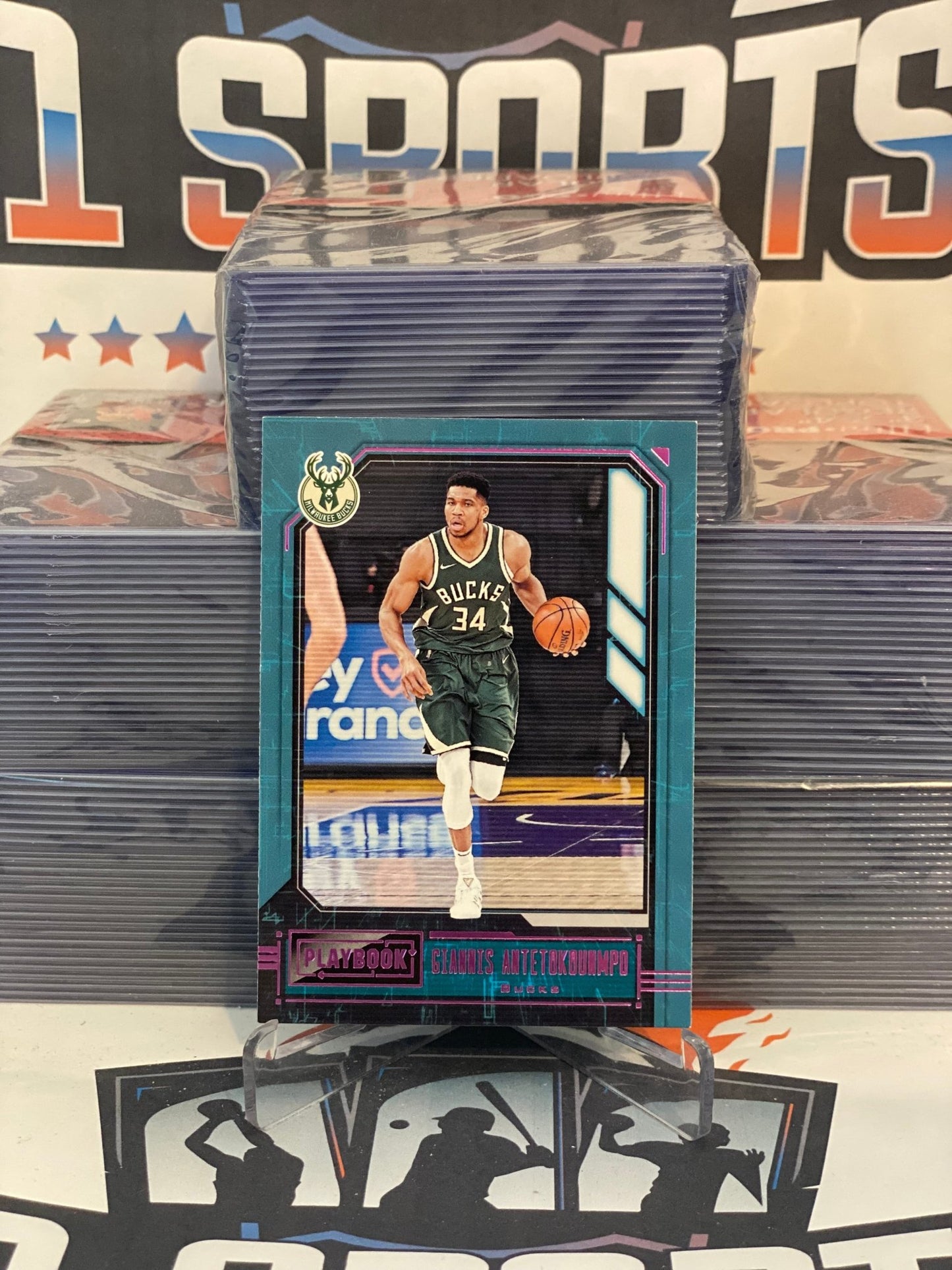 2020 Panini Chronicles (Pink, Playbook) Giannis Antetokounmpo #185