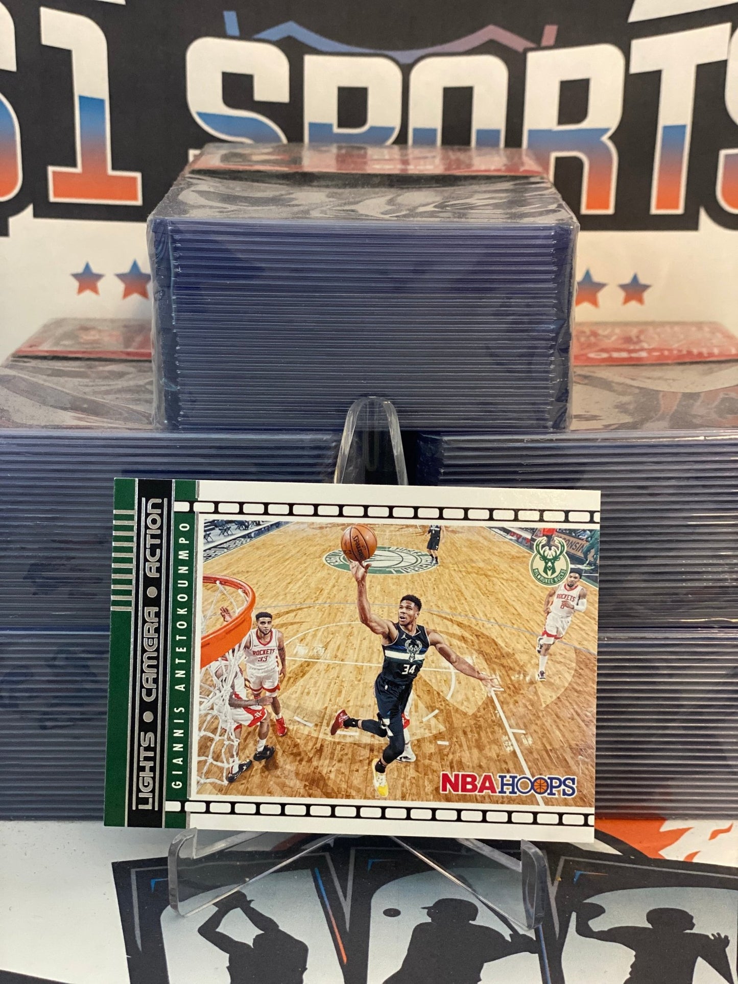 2021 NBA Hoops (Lihts Camera Action) Giannis Antetokounmpo #15