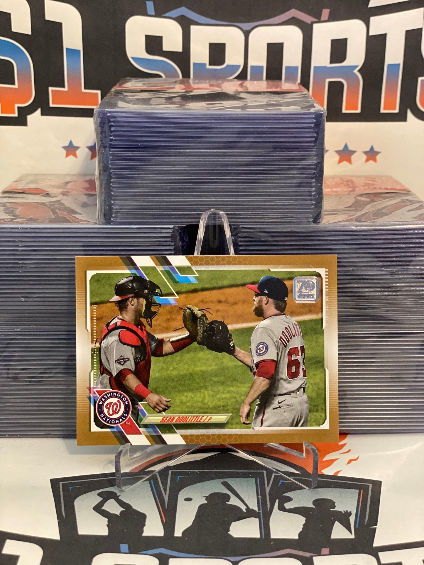 2021 Topps (Gold 0129/2021) Sean Doolittle #17