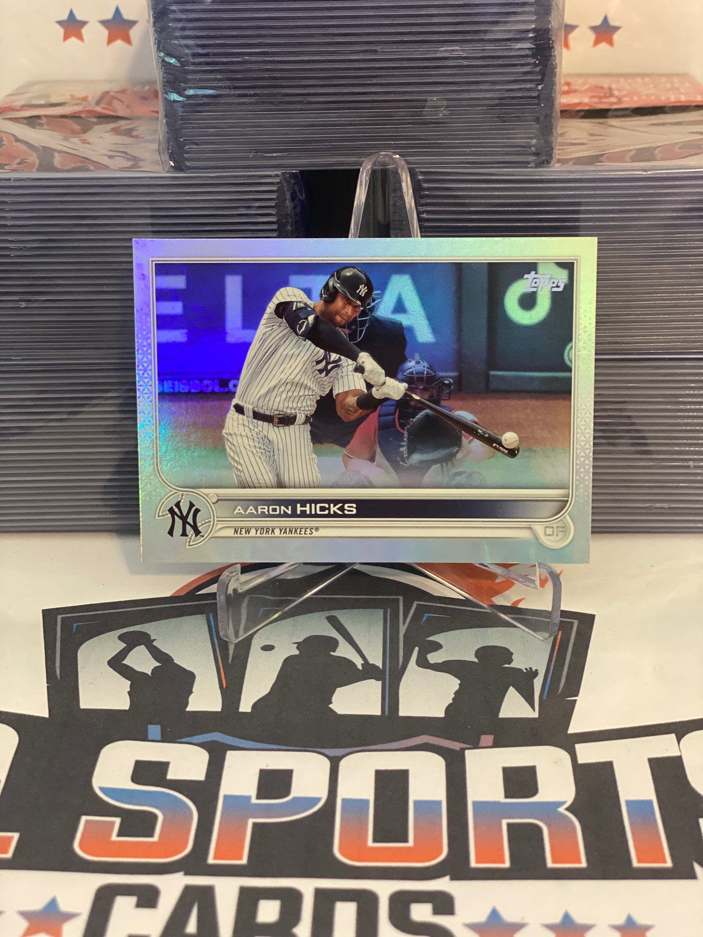2022 Topps (Rainbow Foil) Aaron Hicks #497