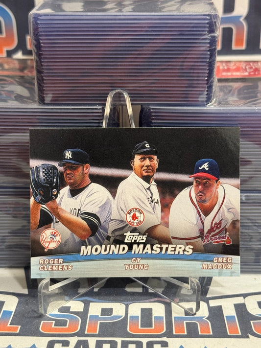 2001 Topps (Mound Masters) Roger Clemens, Cy Young, Greg Maddux #TC14