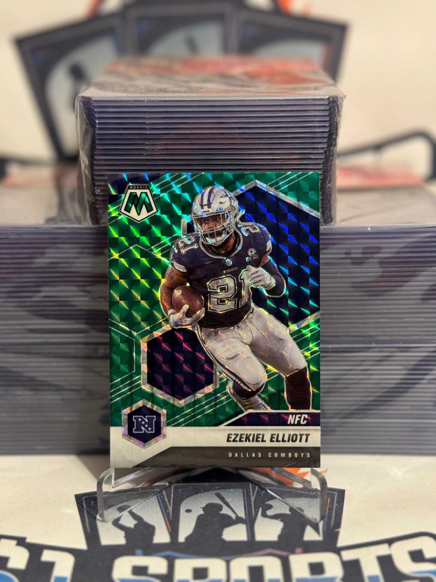 2021 Panini Mosaic (Green Prizm, NFC) Ezekiel Elliott #215