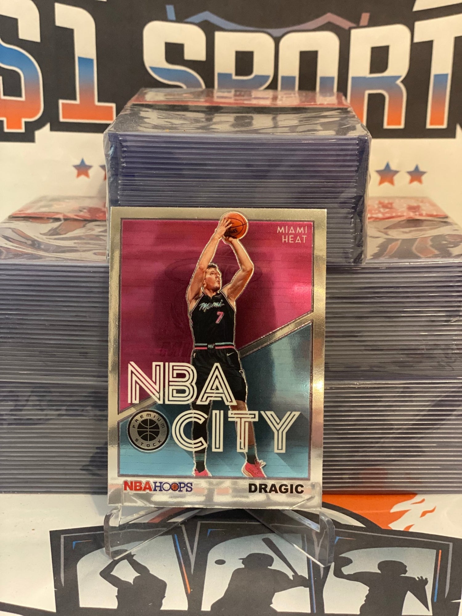 2019 Hoops Premium Stock (NBA City) Goran Dragic #1