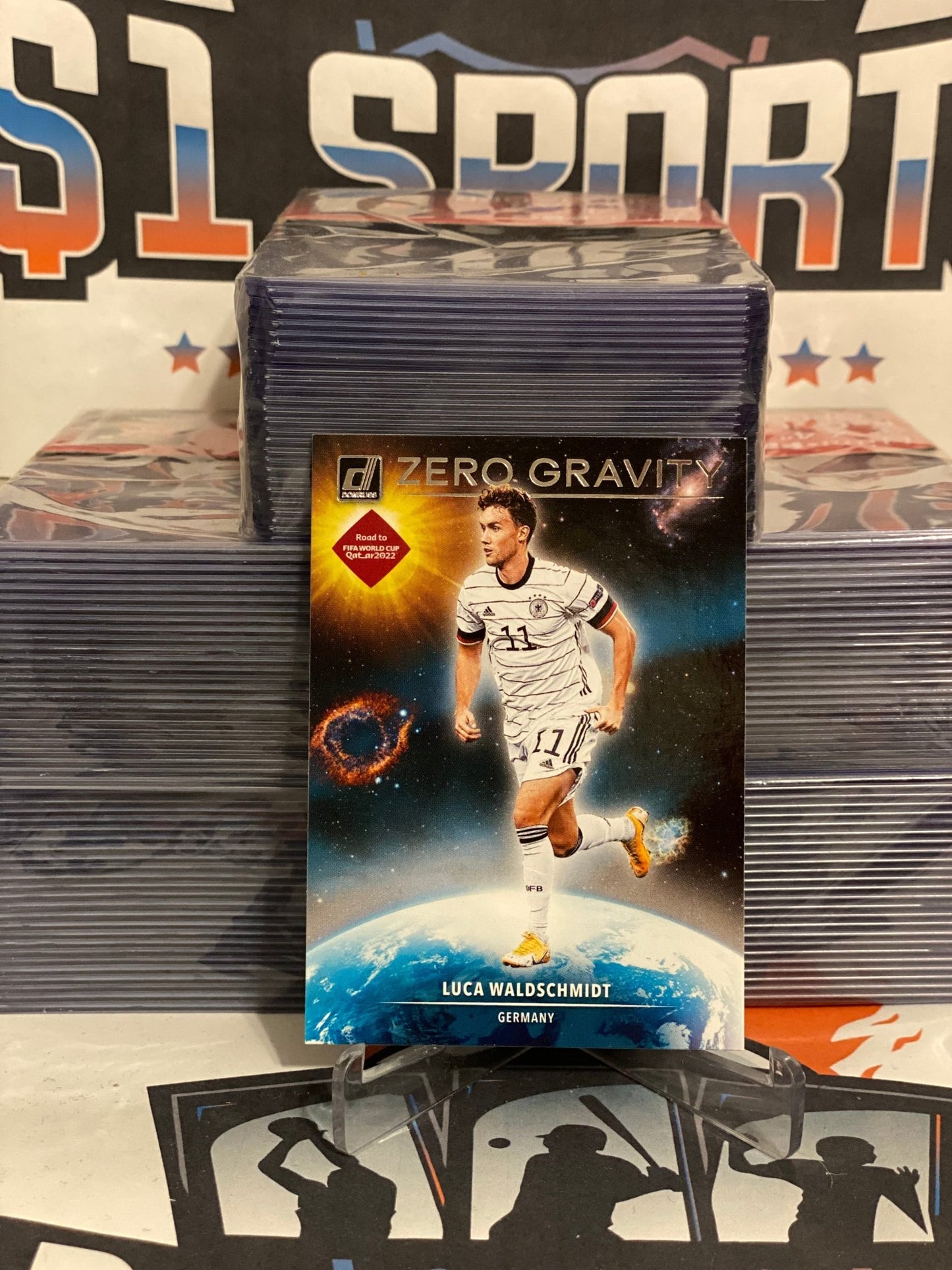 2021 Donruss FIFA World Cup (Zero Gravity) Luca Waldschmidt #18