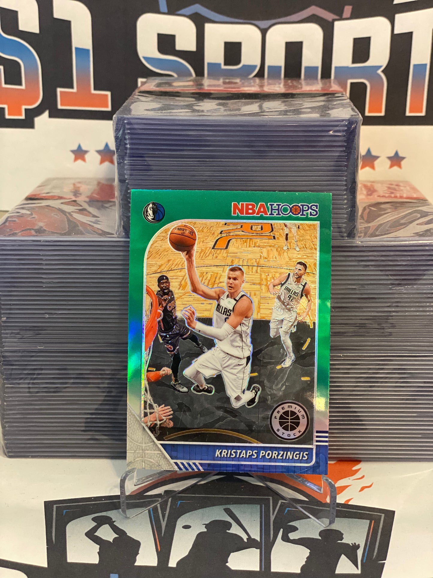 2019 Hoops Premium Stock (Green Prizm) Kristaps Porzingis #40