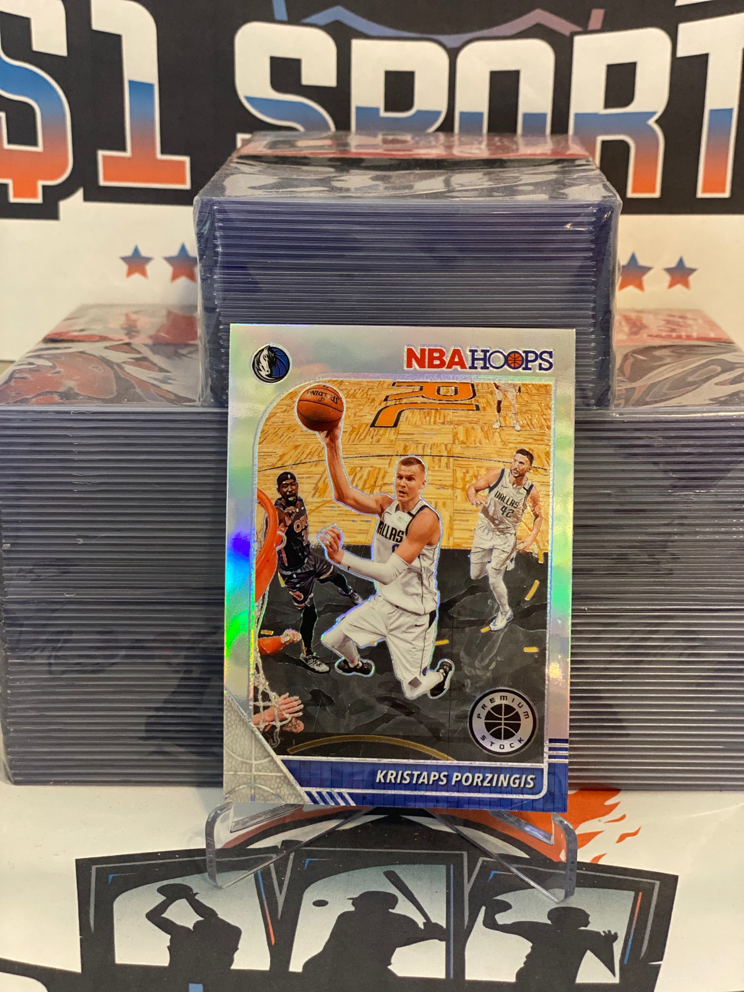 2019 Hoops Premium Stock (Silver Prizm) Kristaps Porzingis #40